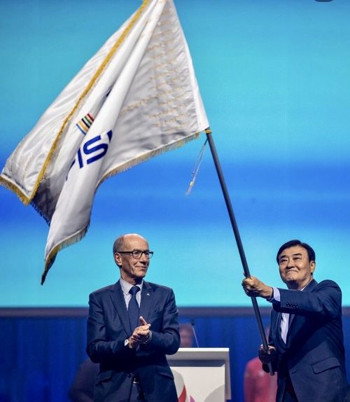 La cérémonie de passassion de drapeau des Universiades se déroule à Duisbourg, en Allemagne, le 27 juillet 2025. © Fédération internationale du sport universitaire