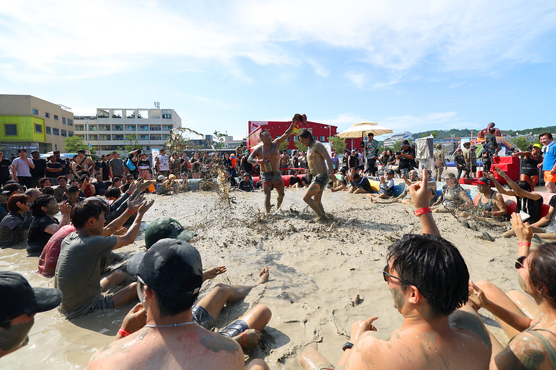 Deux personnes pataugent dans la grande piscine de boue du Boryeong Mud Festival, le 26 juillet 2025. © Lee Jeong Woo / Korea.net