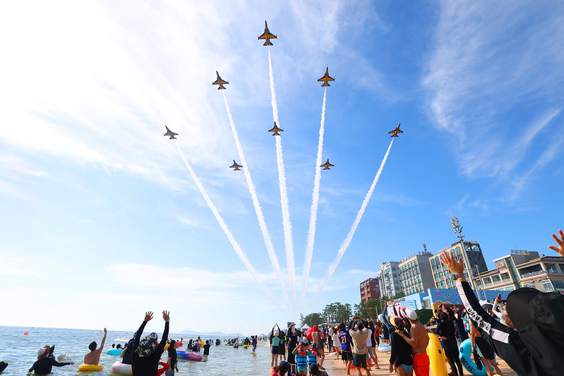 L’équipe de voltige de l’armée de l’air coréenne, les Black Eagles, réalisent un spectacle aérien au dessus de la plage de Daecheon, dans le Chungcheong du Sud, le 26 juillet 2025. © Lee Jeong Woo / Korea.net