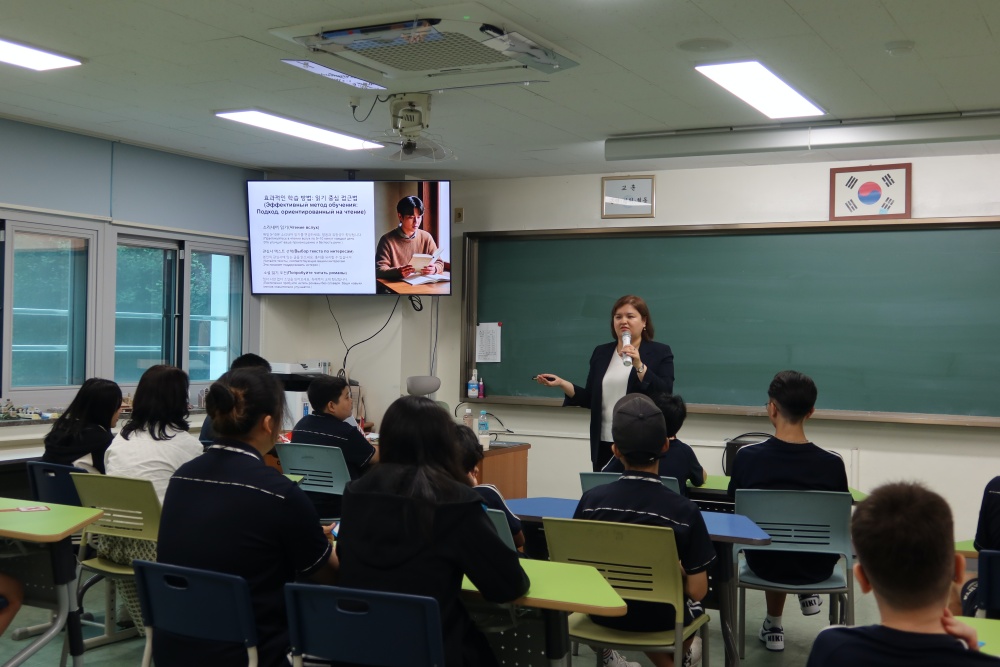 Une quinzaine d'élèves issus de l'immigration écoutent les conseils de Luiza, résidente en Corée depuis 17 ans, sur l'importance de maîtriser le coréen quand on vit en Corée, au collège Gonjiam, à Gwangju, dans le Gyeonggi, le 16 juillet 2025. © Charles Audouin / Korea.net