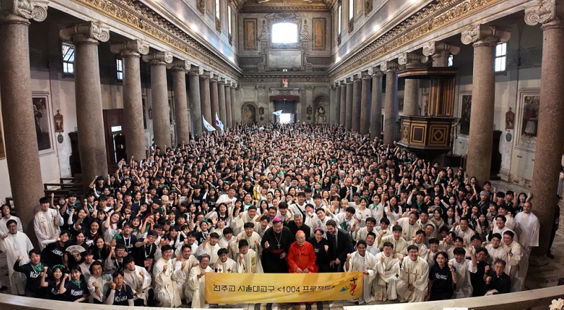 Les participants à la messe commémorative d’un pèlerinage organisé par l’archidiocièse de Séoul et ayant emmené 1 000 jeunes vers le Jubilé de Rome (Project 1004) posent pour une photo commémorative avec le cardinal Andrew Yeom Soo-jung à la basilique San Crisogono de Rome, le 31 juillet 2025. © Archidiocèse de Séoul