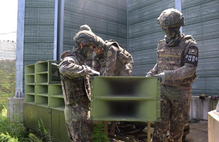 Des soldats de l’armée de terre en train de démanteler les haut-parleurs situés à la frontière avec la Corée du Nord, le 4 août 2025. © Ministère de la Défense