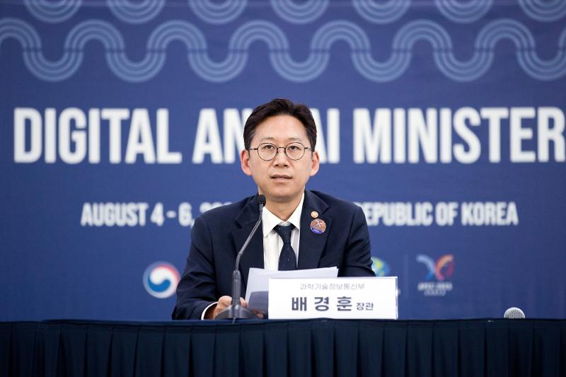 Le ministre des Sciences et des TIC, Bae Kyunghoon, s’exprime lors de la réunion ministérielle sur le numérique et l'intelligence artificielle du sommet de la Coopération économique Asie-Pacifique, à Songdo Conventia, à Incheon, le 4 août 2025. © Ministère des Sciences et des TIC