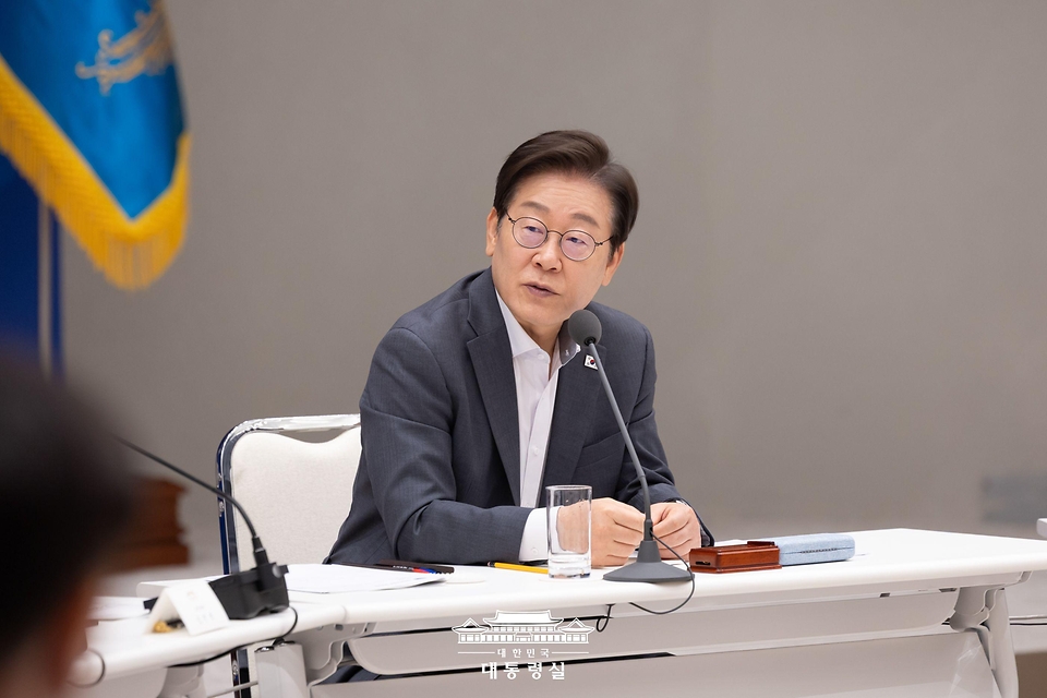 Le président Lee Jae Myung s’exprime lors d’un briefing du bureau présidentiel de Yongsan à Séoul, le 7 août 2025. © Agence de presse Yonhap