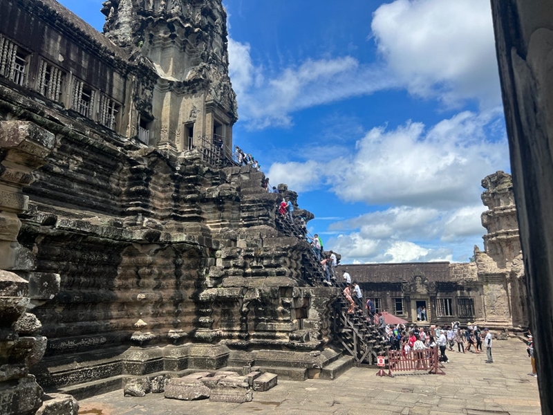 Le Service du patrimoine coréen participe à un projet de restauration de la plateforme de Bakan située au nord-est d’Angkor Vat qui se terminera en 2026. © Service du patrimoine coréen