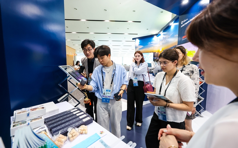 Les journalistes honoraires de Korea.net visitent un stand de la troisième série de réunions des hauts fonctionnaires (SOM3) de la Coopération économique Asie-Pacifique (APEC), au centre d’expositions Songdo Convensia, à Incheon, le 5 août 2025. © APEC 2025 KOREA
