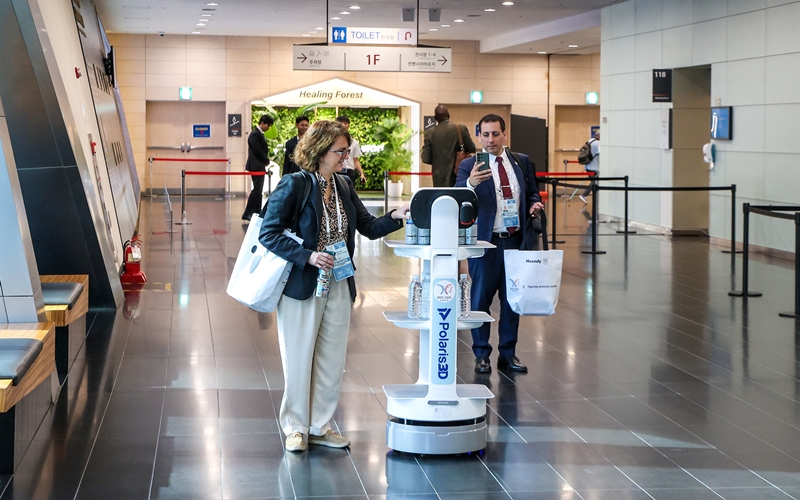 Un robot distrubuteur d’eau dans les locaux du centre d’expositions Songdo Convensia, à Incheon, le 5 août 2025. © APEC 2025 KOREA