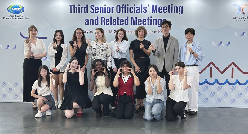 Les journalistes honoraires de Korea.net réunis au SOM3 Third Senior Officials' Meeting du sommet de l’APEC, au centre d’expositions Songdo Convensia, à Incheon, le 5 août 2025. © Margareth Theresia / Korea.net