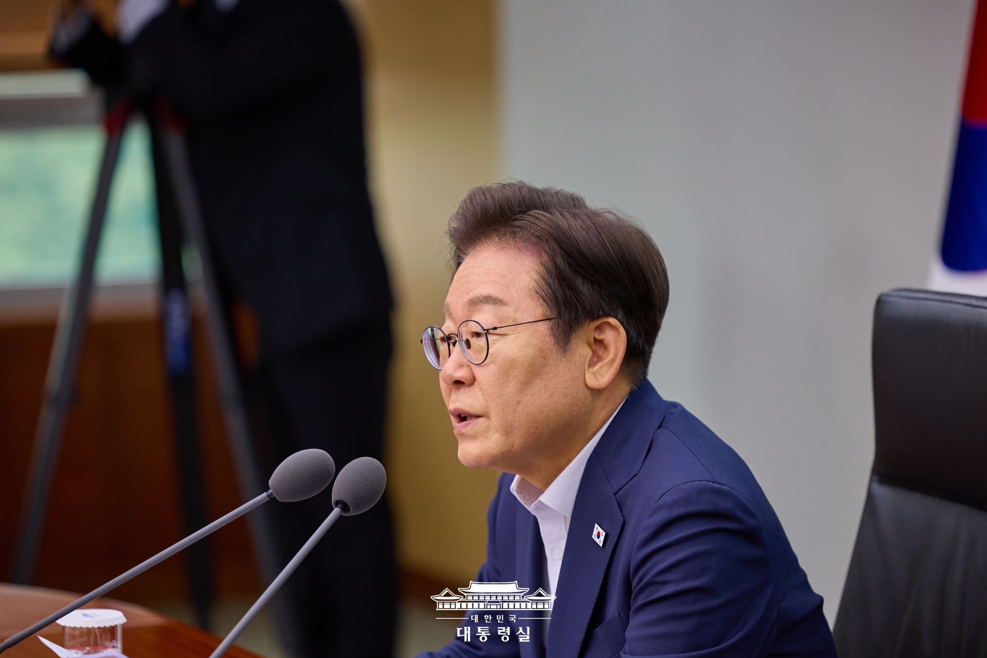 Le président Lee Jae Myung s’exprime lors d’une réunion au bureau présidentiel de Yongsan, à Séoul, le 30 juillet 2025. © Bureau présidentiel