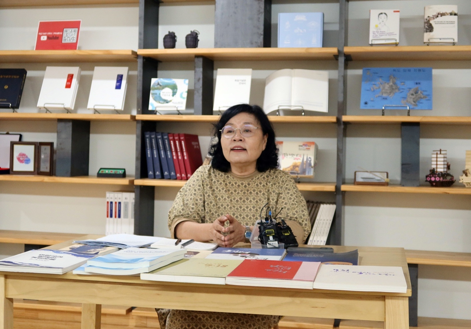 Lee Myung Hwa, directrice de l’Institute of Korean Independence Movement Studies, répond aux questions des journalistes au Hall de l’indépendance de Corée, à Cheonan, le 8 août 2025. © Charles Audouin / Korea.net