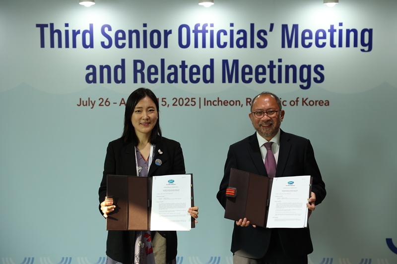 Lee Ji-yoon, haute responsable pour l’APEC, et Eduardo Pedrosa, secrétaire général de l’APEC, après la signature d’un protocole d’accord pour la création du Sub-Fund on Prosperity of Future Generations, à Incheon, le 11 août 2025. © Ministère des Affaires étrangères