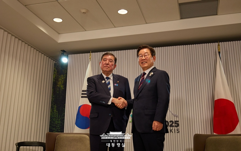 Le président Lee Jae Myung et le Premier ministre japonais Shigeru Ishiba lors du sommet du G7 à Kananaskis, au Canada, le 17 juin 2025. © Bureau présidentiel
