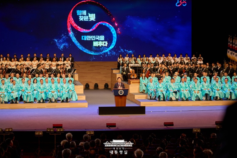 Le président Lee Jae Myung prononce un discours à l’occasion du 80e anniversaire de la libération de la Corée, au Sejong Center for Performing Arts, à Séoul, le 15 août 2025. © Bureau présidentiel