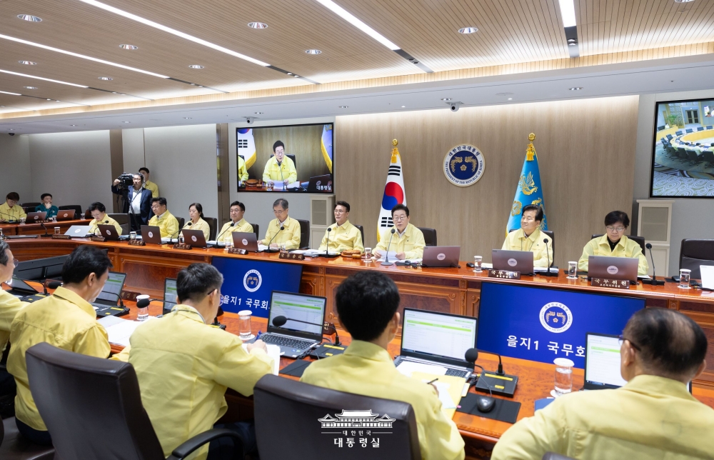 Le président Lee Jae Myung s’exprime lors d'une réunion sur l'exercice de défense civile Ulchi au bureau présidentiel de Yongsan, à Séoul, le 18 août 2025. © Bureau présidentiel