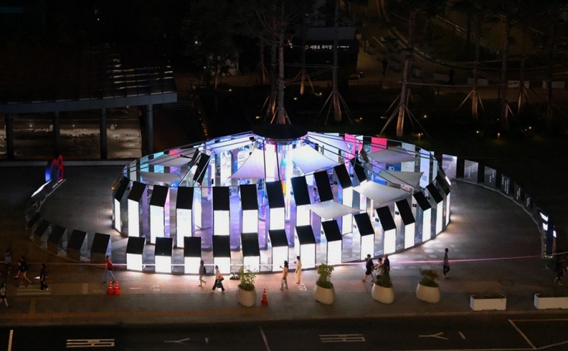 L’exposition « A Journey of Light Through 80 Years of History » se tient jusqu’au 31 août sur la place Gwanghwamun, à Séoul. © Ministère de l’Intérieur et de la Sécurité