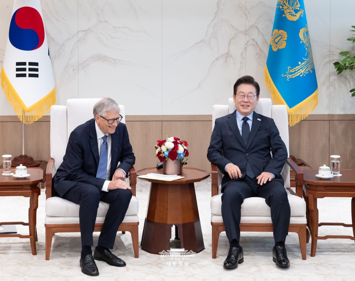 Le président Lee Jae Myung pose aux côtés de Bill Gates, au bureau présidentiel de Yongsan, à Séoul, le 21 août 2025. © Bureau présidentiel