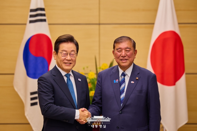 Le président Lee Jae Myung et le Premier ministre japonais Shigeru Ishiba échangent une poignée de main au Kantei, résidence officielle du Premier ministre, à Tokyo, le 23 août 2025. © Bureau présidentiel
