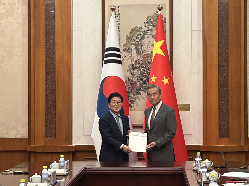 Park Byeong-seug, ancien président de l'Assemblée nationale, remet au ministre chinois des Affaires étrangères Wang Yi une lettre personnelle du président Lee Jae Myung adressée au président chinois Xi Jinping, à Pékin, le 24 août 2025. © Ministère des Affaires étrangères
