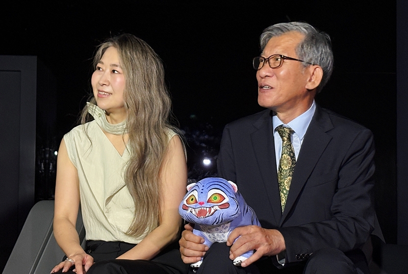 You Hong June, directeur du directeur du musée national de Corée, tient une peluche à l’effigie de Duffy, un personnage de KPop Demon Hunters offerte par Maggie Kang, au musée national de Corée, à Séoul le 21 août 2025. © Charles Audouin / Korea.net