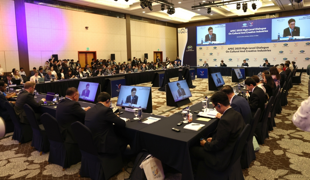 Le ministre de la Culture, des Sports et du Tourisme, Chae Hwi-young, prononce un discours lors du dialogue de haut niveau sur les industries créatives et culturelles de la Coopération économique Asie-Pacifique (APEC), à Gyeongju, le 27 août 2025. © Heo Man-jin / Ministère de la Culture, des Sports et du Tourisme