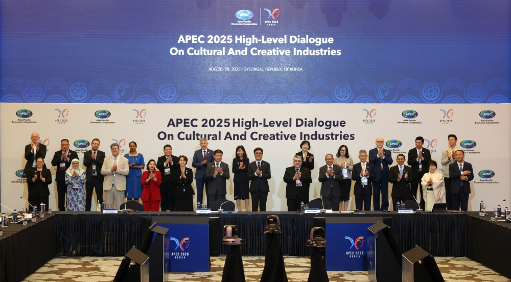 Les participants au dialogue de haut niveau sur les industries créatives et culturelles de la Coopération économique Asie-Pacifique (APEC) posent à Gyeongju, le 27 août 2025. © Heo Man-jin / Ministère de la Culture, des Sports et du Tourisme