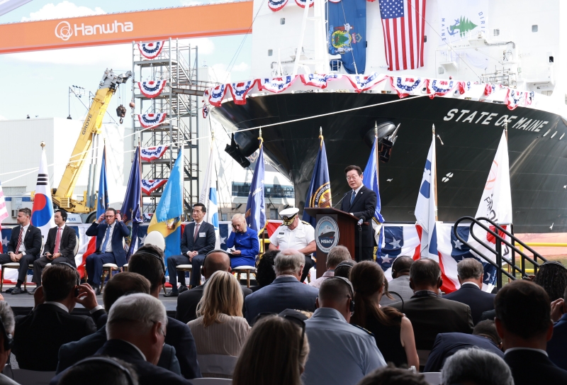 Le président Lee Jae Myung prononce un discours lors du baptème du navire State of Maine, aux chantiers navals du groupe Hanhwa à Philadelphie, le 26 août 2025. © Agence de presse Yonhap