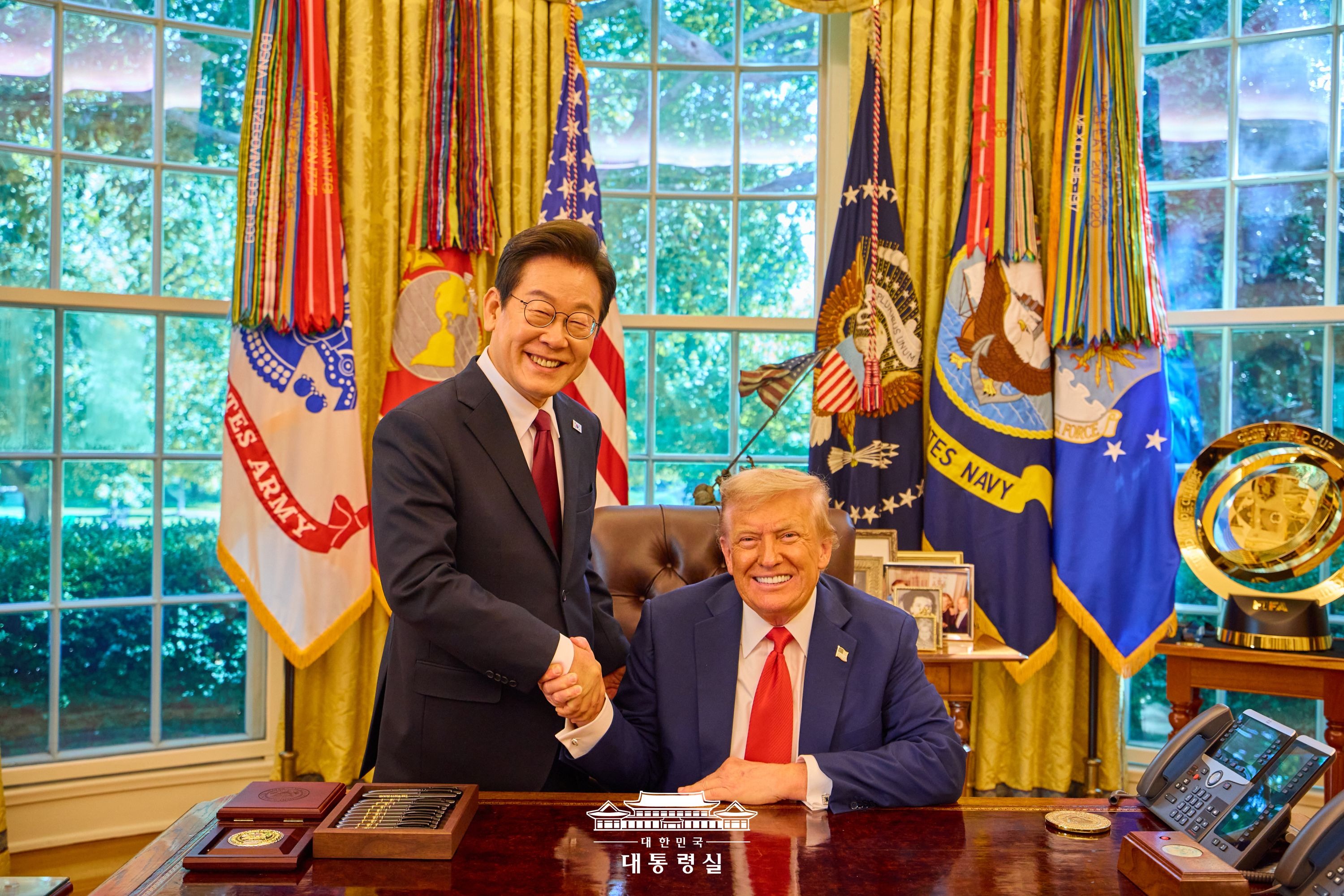 Le président Lee Jae Myung serre la main du président américain Donald Trump, à la Maison Blanche, le 25 août 2025. © Bureau présidentiel