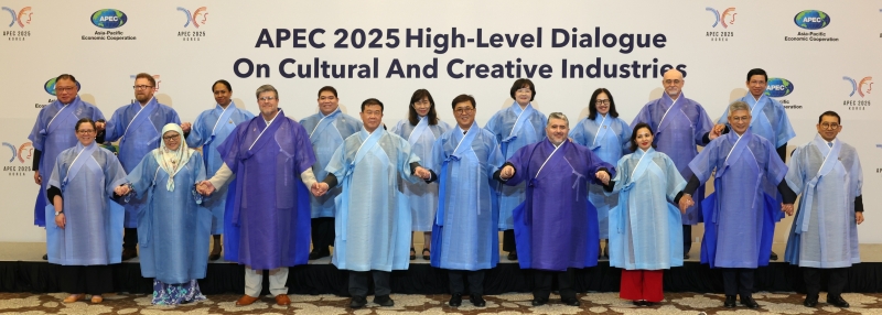 Les participants au dialogue de haut niveau sur les industries culturelles et créatives de la Coopération économique Asie-Pacifique (APEC) posent pour une photo de groupe à Gyeongju, le 27 août 2025. © Heo Man-jin / Ministère de la Culture, des Sports et du Tourisme