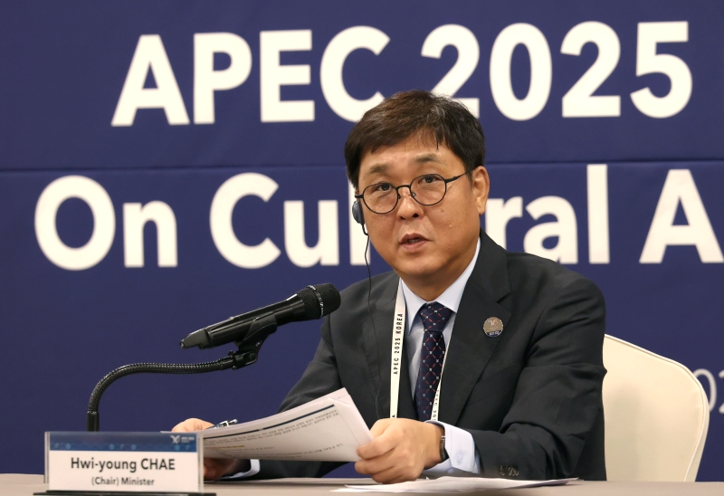 Le ministre de la Culture, des Sports et du Tourisme, Chae Hwi-young, donne une conférence de presse après les réunions du dialogue de haut niveau sur les industries culturelles et créatives de la Coopération économique Asie-Pacifique (APEC), à Gyeongju, le 27 août 2025. © Heo Man-jin / Ministère de la Culture, des Sports et du Tourisme