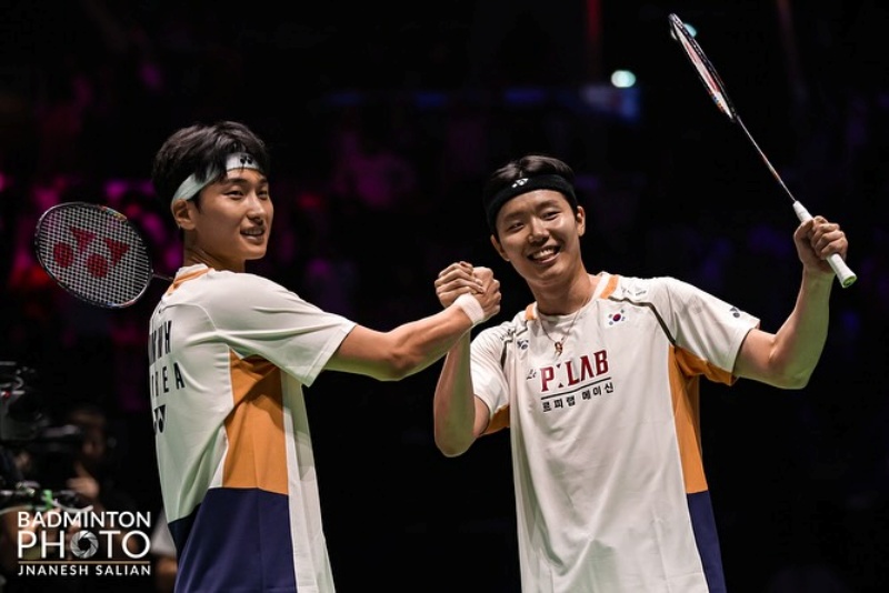 Kim Won-ho et Seo Seung-jae après leur victoire aux championnats du monde de badminton 2025, à Paris, le 31 août 2025. © Fédération coréenne de badminton