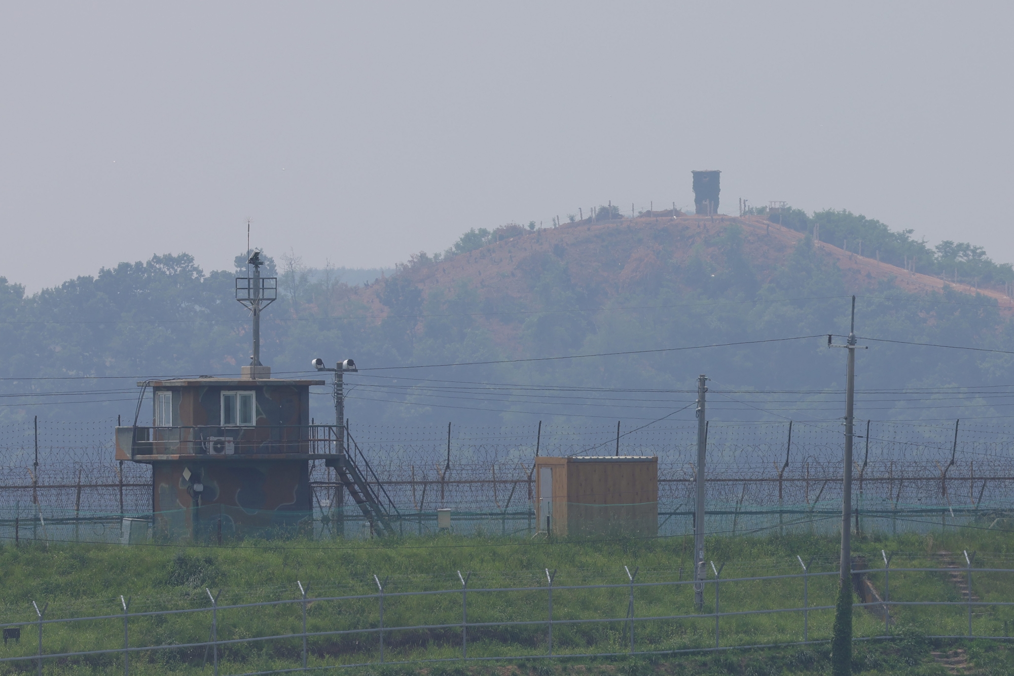 Deux postes de garde installés de part et d’autre de la frontière intercoréenne à Paju, dans le Gyeonggi. © Agence de presse Yonhap