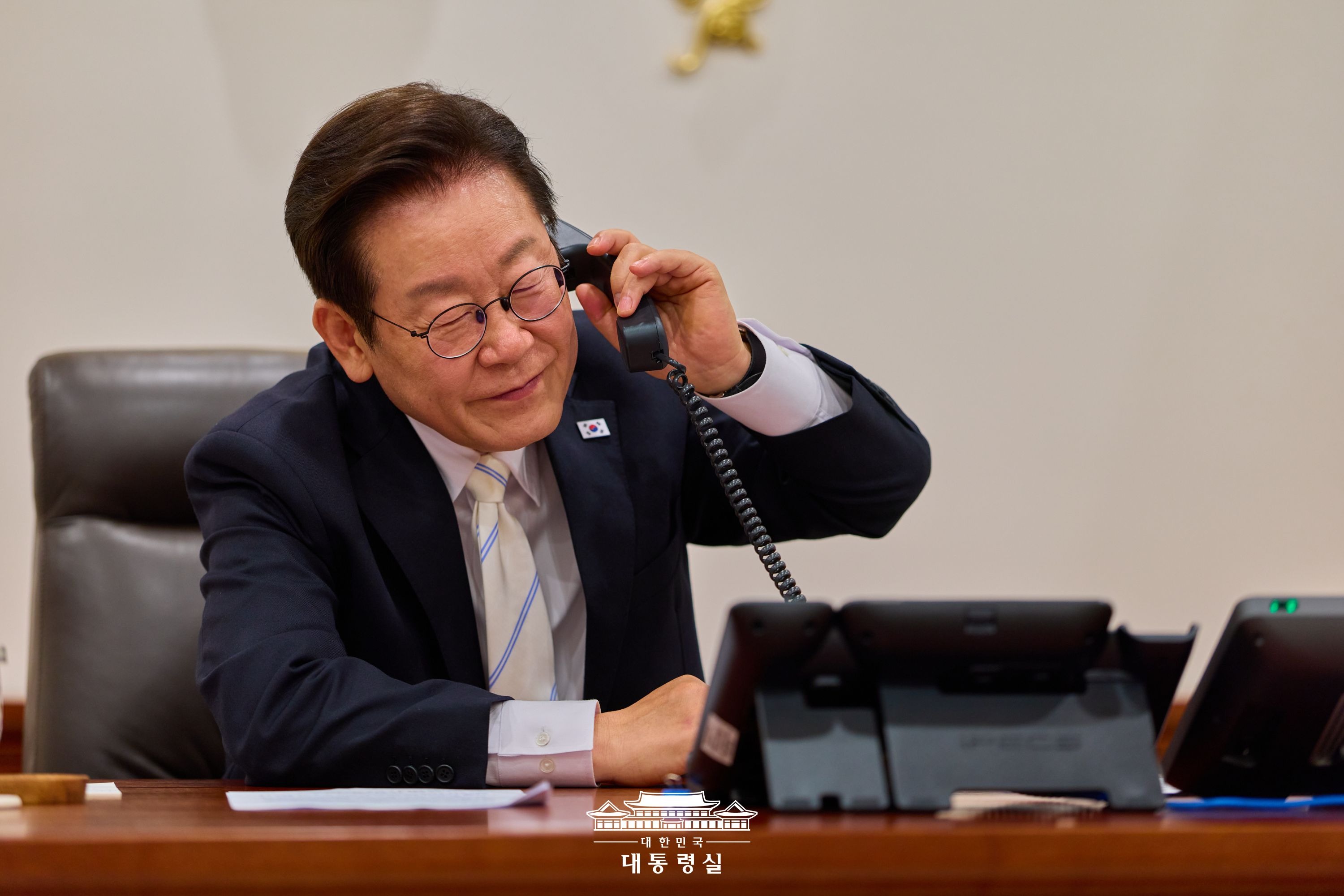 Le président Lee Jae Myung passe un appel téléphonique depuis le bureau présidentiel de Yongsan, à Séoul, le 11 septembre 2025. © Bureau présidentiel
