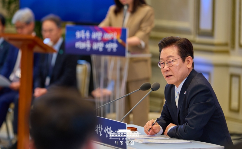 Le président Lee Jae Myung s’exprime lors de la conférence de presse organisée pour le 100e jour de son mandat, à Cheong Wa Dae, le 11 septembre 2025. © Bureau présidentiel de la République de Corée