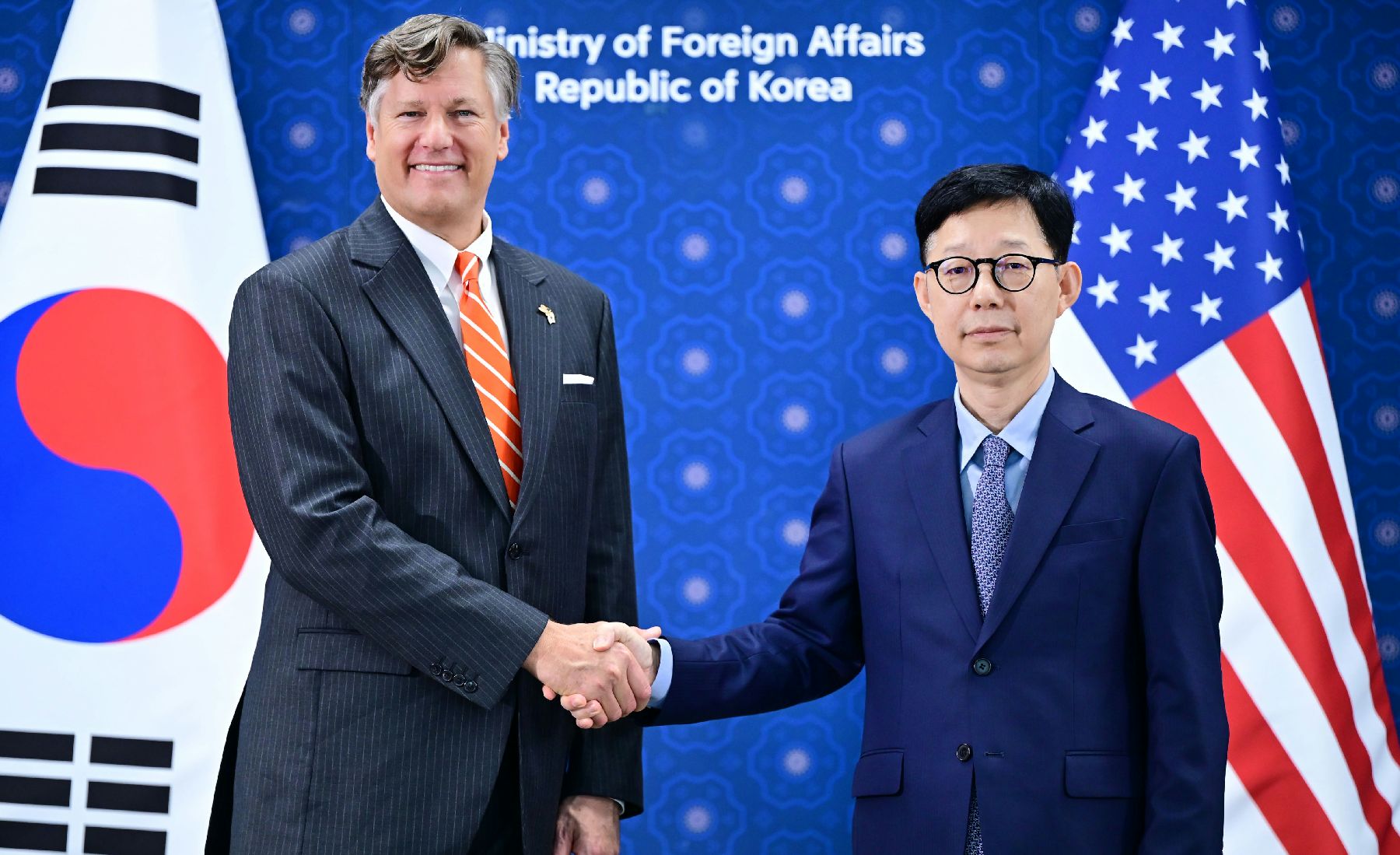 Le premier vice-ministre des Affaires étrangères, Park Yoon-joo, serre la main du Secrétaire d'État adjoint des États-Unis, Christopher Landau, au ministère des Affaires étrangères, à Séoul, le 14 septembre 2025. © Ministère des Affaires étrangères