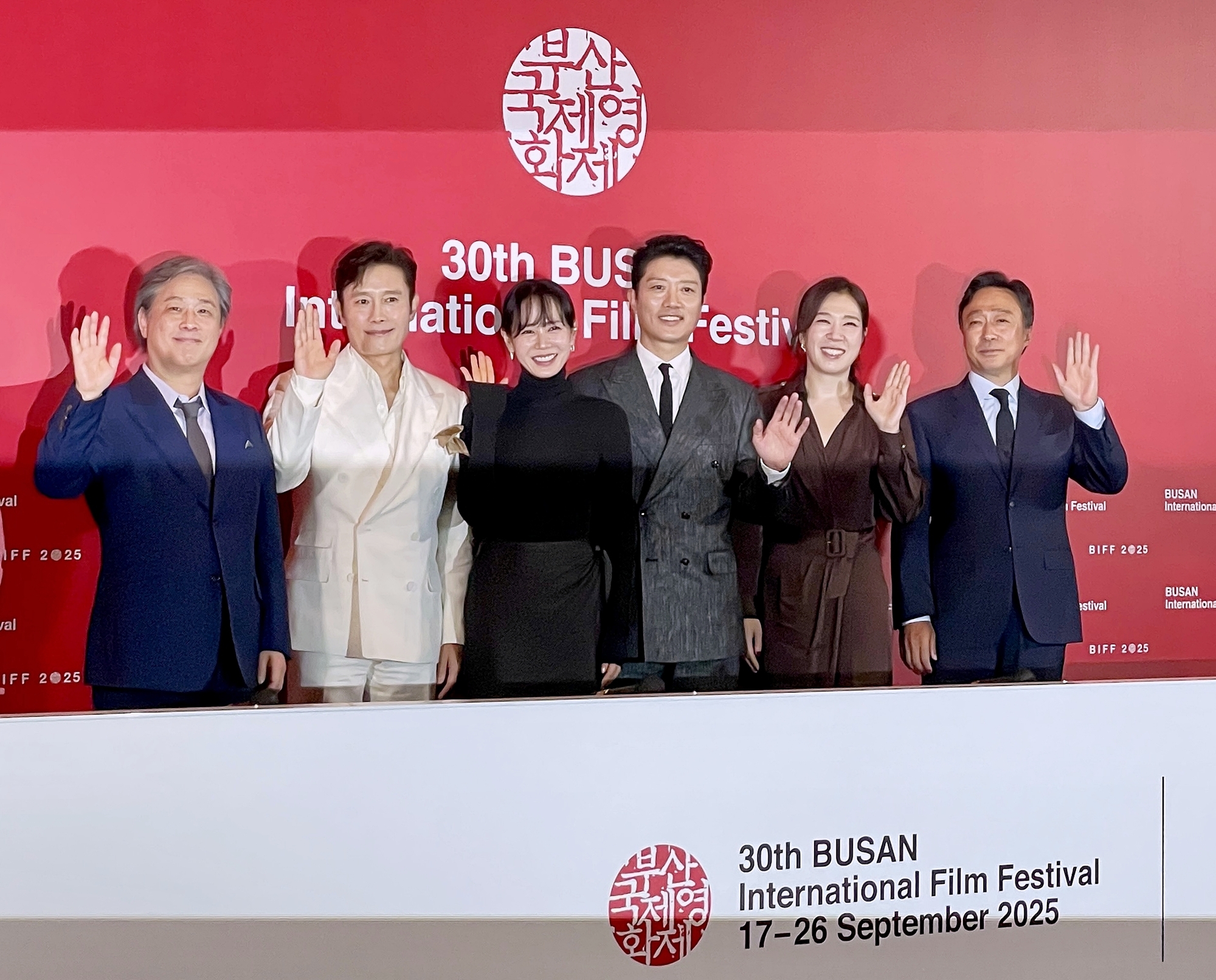 De gauche à droite, Park Chan-wook, Lee Byung-hun, Son Ye-jin, Park Hee-soon, Yeom Hye-ran et Lee Sung-min posent lors d’une conférence de presse du film « Aucun autre choix », film d’ouverture du 30e festival international du film de Busan, au Busan Cinema Center de Haeundae, le 17 septembre 2025. © Xu Aiying