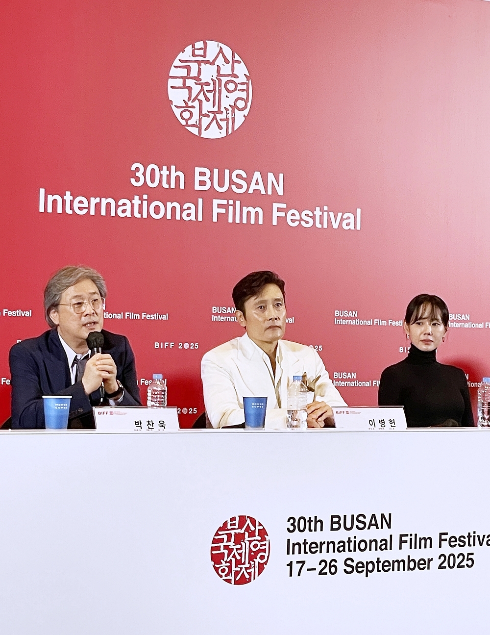 Le réalisateur Park Chan-wook (à gauche) répond aux questions des journalistes lors de la conférence de presse, au Busan Cinema Center de Haeundae, le 17 septembre 2025. © Xu Aiying