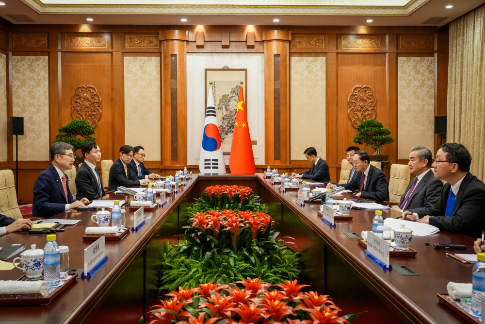 Le ministre des Affaires étrangères Cho Hyun s’entretient avec son homologue chinois Wang Yi à la maison des hôtes d'État de Diaoyutai à Pékin, le 17 septembre 2025. © Ministère des Affaires étrangères