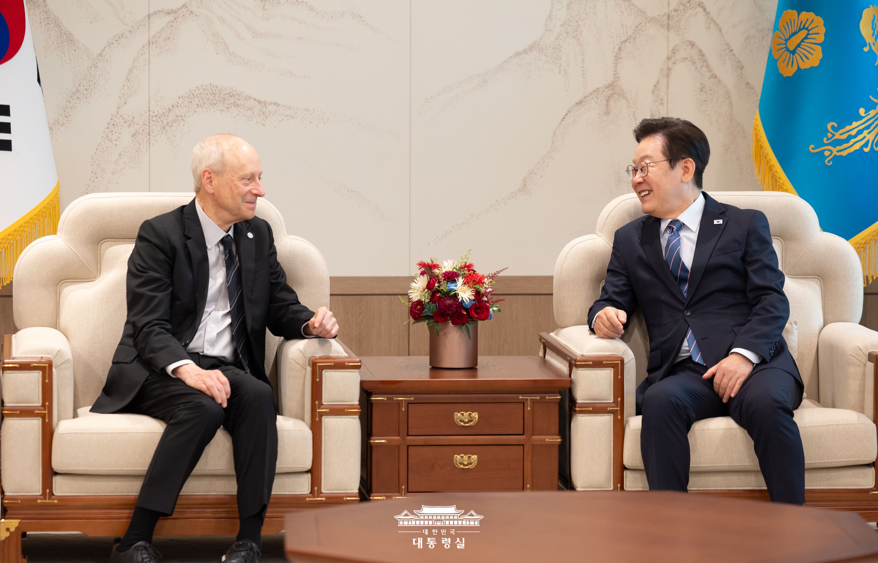 Le président Lee Jae Myung (à droite) échange avec Michael Sandel (à gauche), auteur américain de « Justice », au bureau présidentiel de Yongsan, à Séoul, le 18 septembre 2025. © Bureau présidentiel