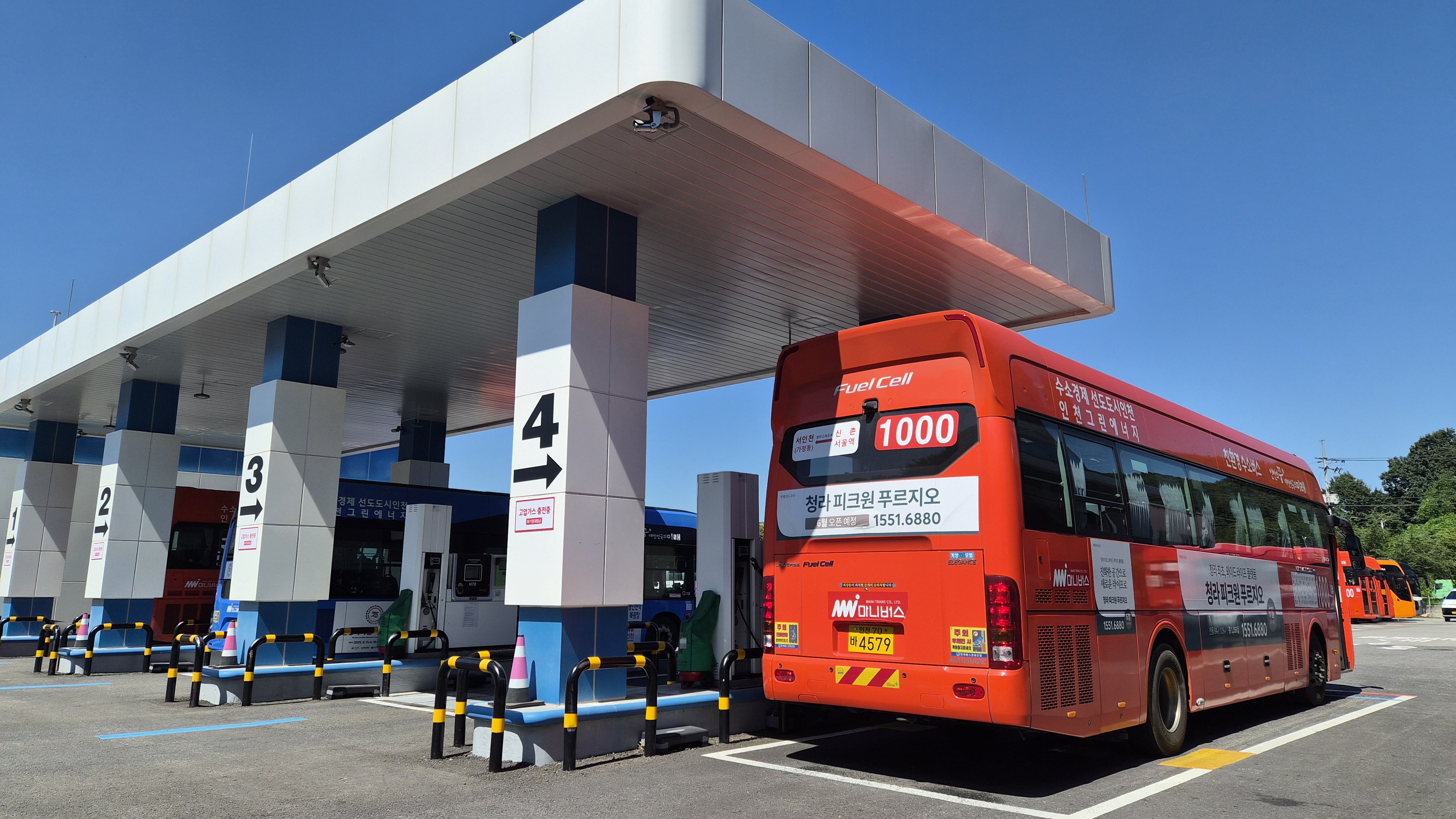 Un bus &agrave; hydrog&egrave;ne en train d&rsquo;&ecirc;tre recharg&eacute; dans une station de l&rsquo;ouest d&rsquo;Incheon, le 10 septembre 2025. Ces v&eacute;hicules sont quasi silencieux lors de la conduite et n&rsquo;&eacute;mettent aucune odeur. &copy; SK Innovation