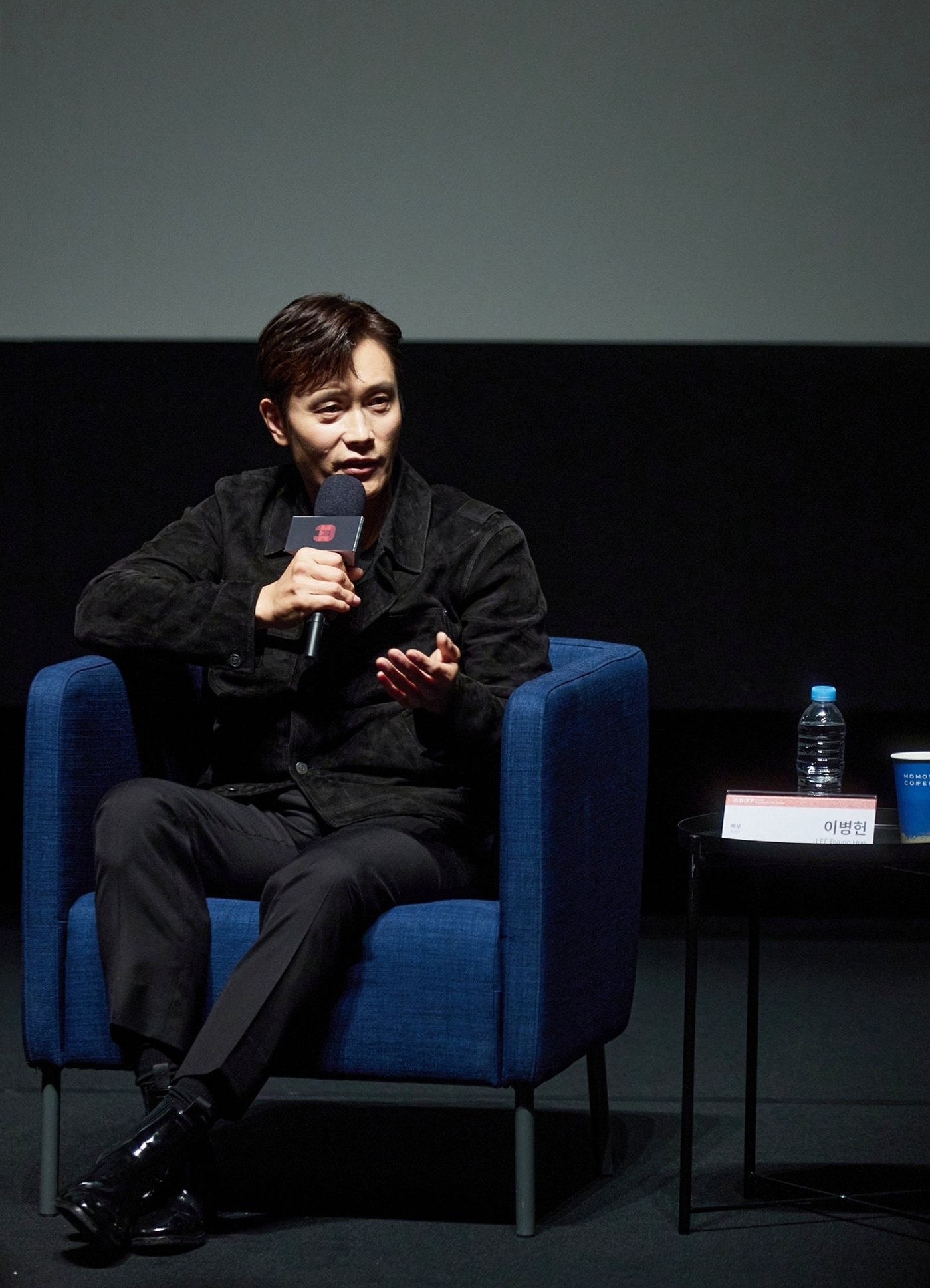 Lee Byung-hun s'exprime lors du programme Actor&rsquo;s House du 30e festival international du film de Busan, le 19 septembre 2025. &copy; Festival international du film de Busan