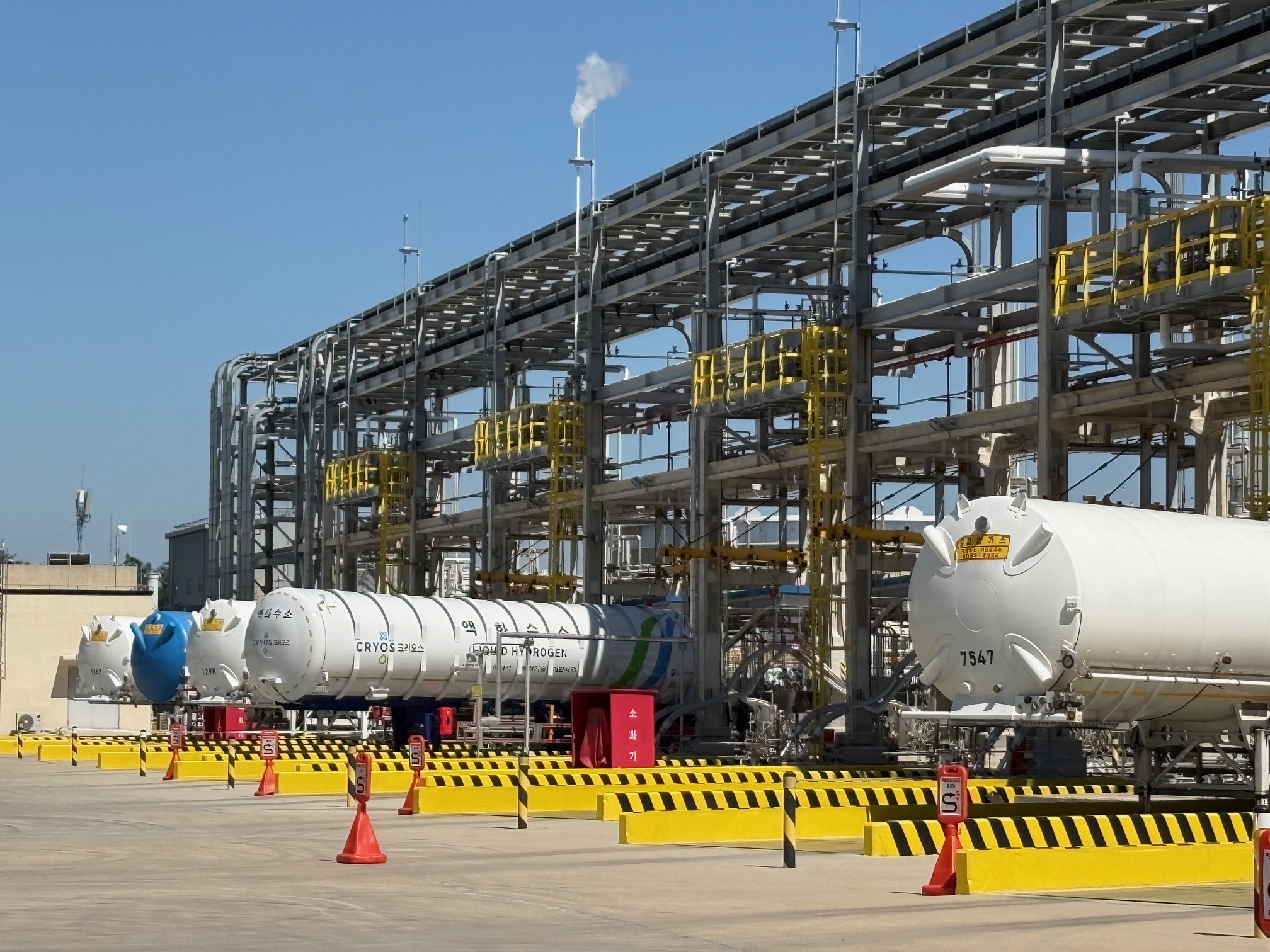 Une partie des douze citernes &agrave; hydrog&egrave;ne liquide de l&rsquo;usine SK d&rsquo;Incheon. L&rsquo;hydrog&egrave;ne liquide produit est stock&eacute; dans six r&eacute;servoirs d&rsquo;une capacit&eacute; de 20 tonnes avant d&rsquo;&ecirc;tre charg&eacute; dans une citerne o&ugrave; il servira &agrave; alimenter la trentaine de stations de recharge install&eacute;es &agrave; travers le pays. &copy; Charles Audouin / Korea.net