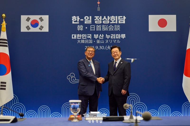 Le président Lee Jae Myung et le Premier ministre japonais Shigeru Ishiba échangent une poignée de main lors de leur rencontre à la Nurimaru APEC House de Busan, le 30 septembre 2025. © Bureau présidentiel de la République de Corée