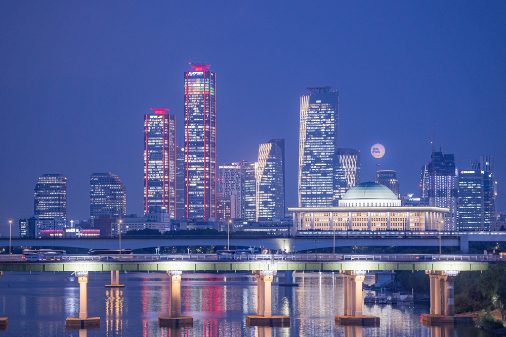 Vue nocturne du quartier d’affaires de Yeouido et de l’Assemblée nationale, à Séoul, le 17 août 2025. © Ville de Séoul