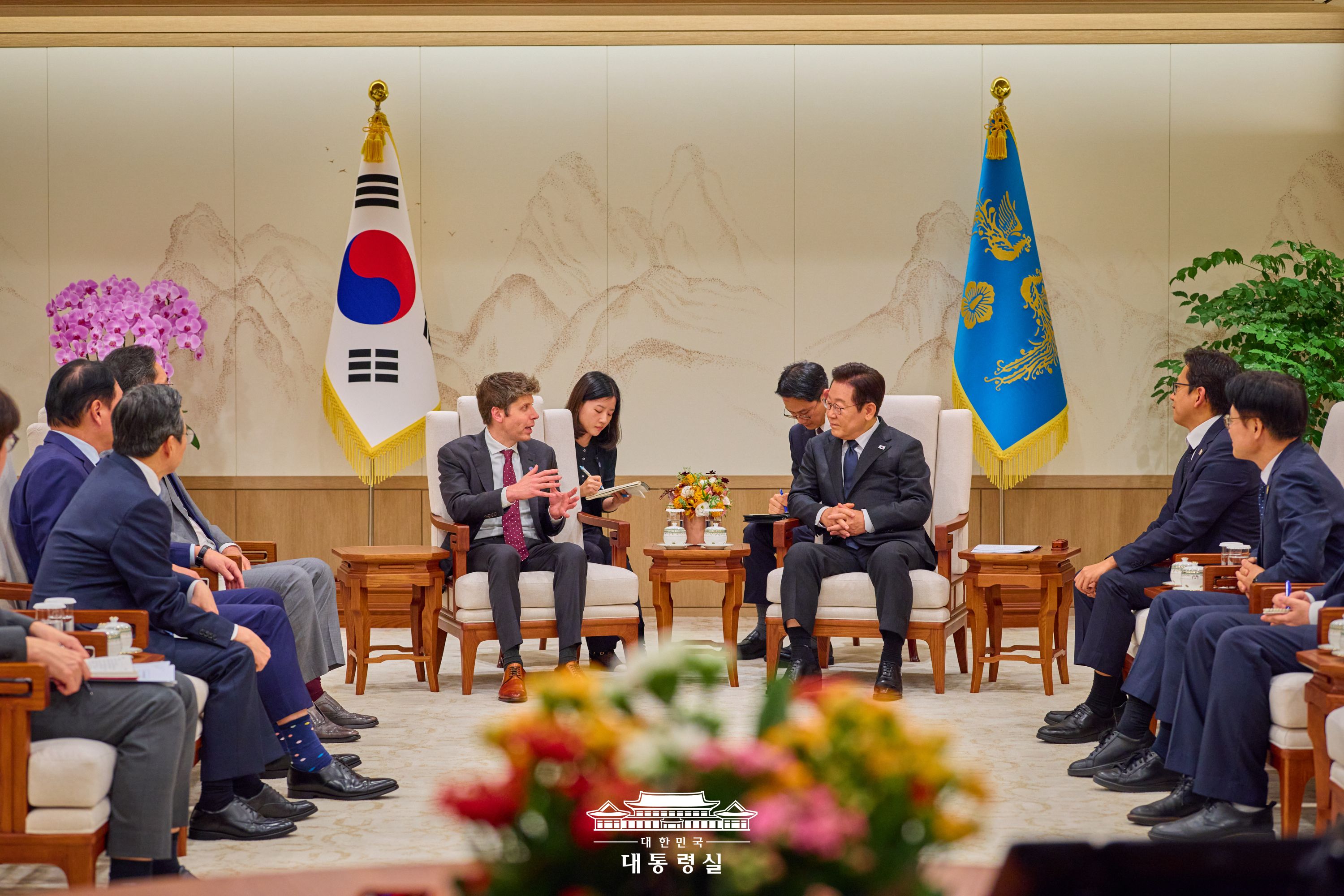 Le président Lee Jae Myung s’entretient avec Sam Altman, PDG d’OpenAI, lors d’une réunion au bureau présidentiel de Yongsan, à Séoul, le 1er octobre 2025. © Bureau présidentiel de la République de Corée