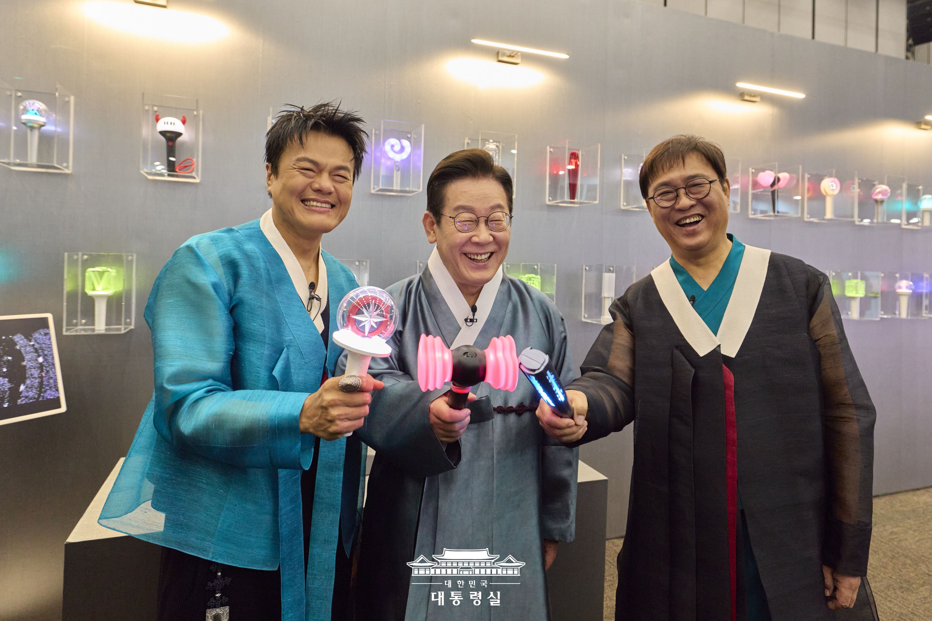 De gauche à droite : le PDG de JYP Entertainement Park Jin-yeong, le président Lee Jae Myung et le ministre de la Culture, des Sports et du Tourisme, Choe Hwi-young, au centre des expositions Kintex, près de Séoul, le 1er octobre 2025. © Bureau présidentiel de la République de Corée