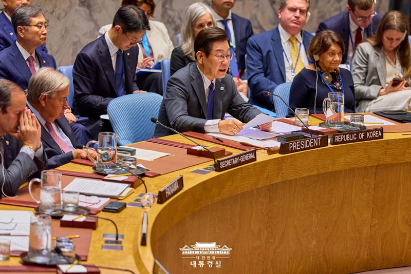 Le président Lee Jae Myung préside un débat public dans le cadre du Conseil de sécurité des Nations unies, au siège de l’organisation à New York, le 24 septembre 2025. © Bureau présidentiel de la République de Corée