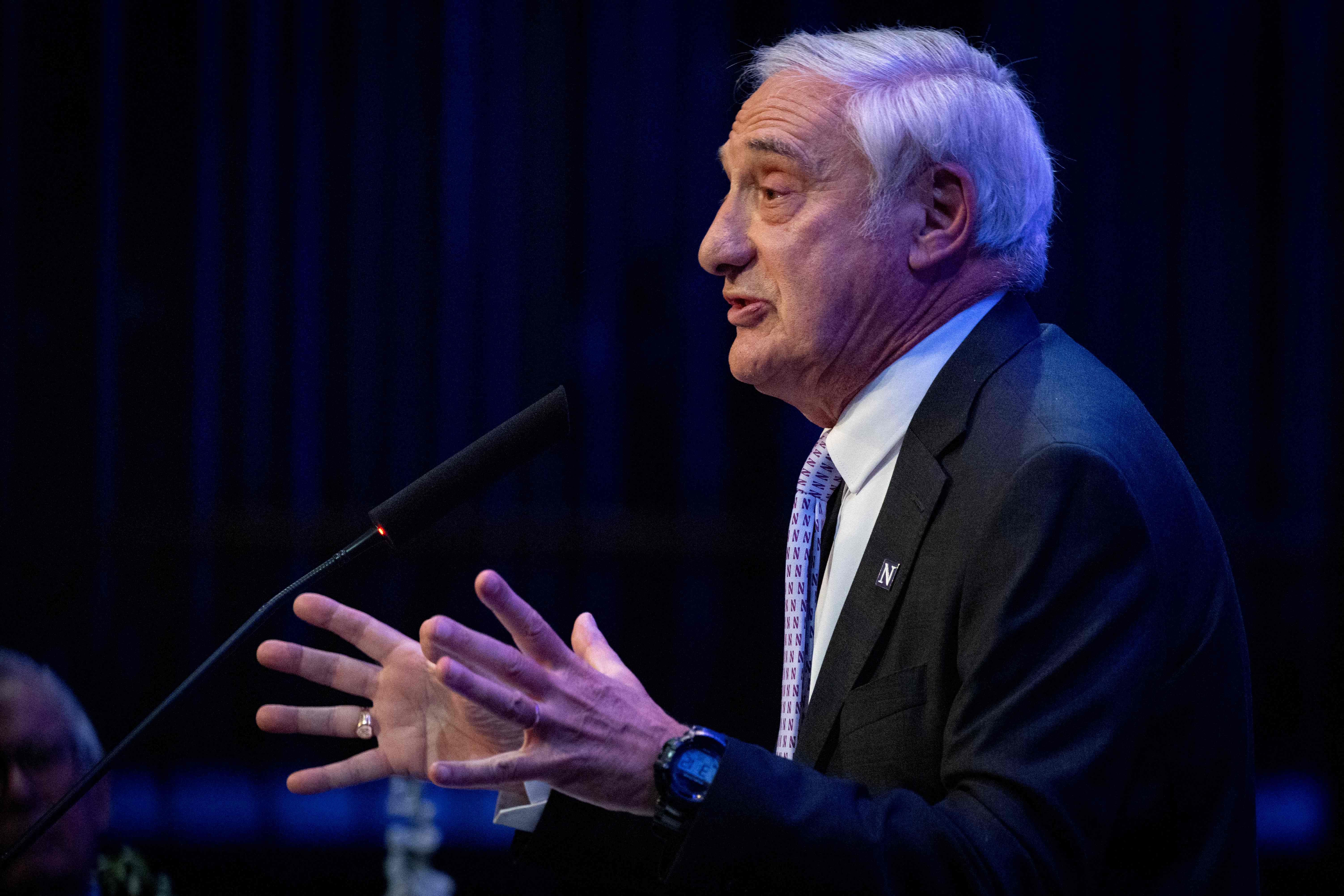 Joel Mokyr, co-lauréat du prix Noel d’économie 2025, s’exprime lors d’une conférence de presse à Chicago, le 13 octobre 2025. © Agence de presse Yonhap
