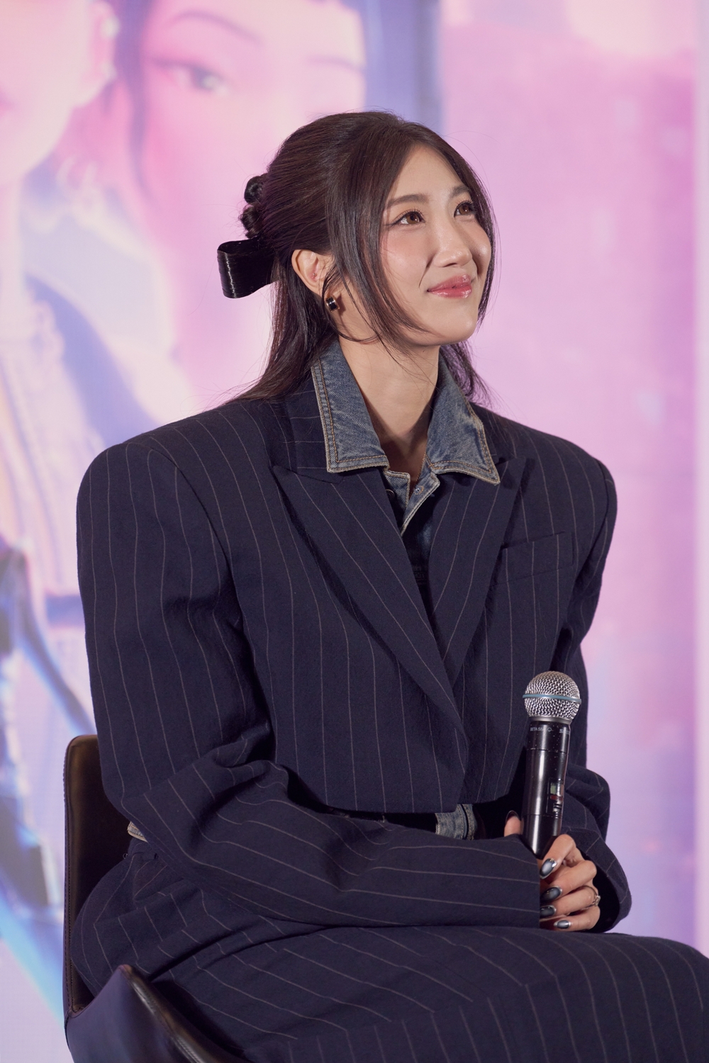 La chanteuse et compositrice Ejae lors d&rsquo;une conf&eacute;rence de presse au cin&eacute;ma CGV de Yongsan, &agrave; S&eacute;oul, le 15 octobre 2025. &copy; Netflix