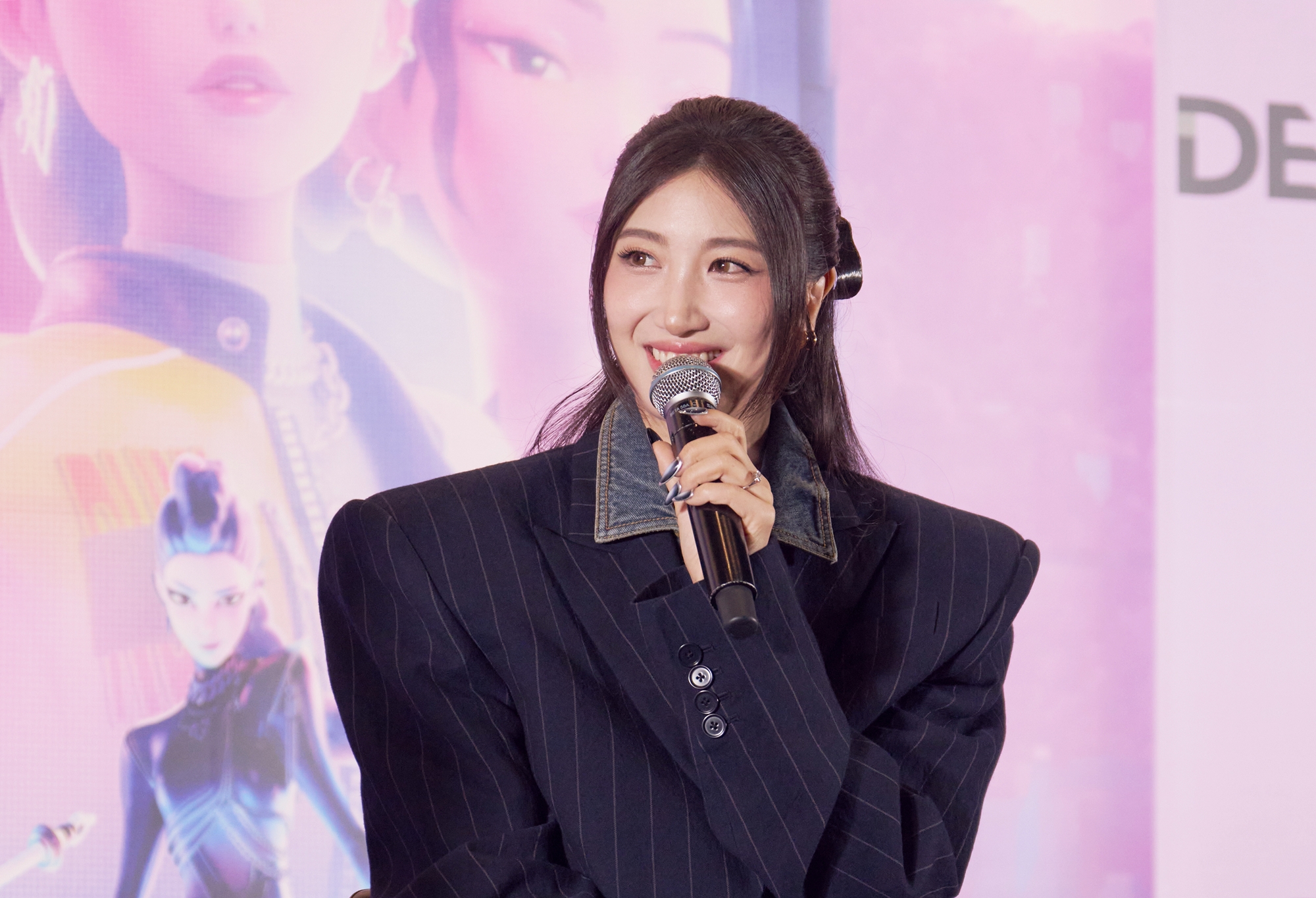La chanteuse et compositrice Ejae lors d&rsquo;une conf&eacute;rence de presse au cin&eacute;ma CGV de Yongsan, &agrave; S&eacute;oul, le 15 octobre 2025. &copy; Netflix