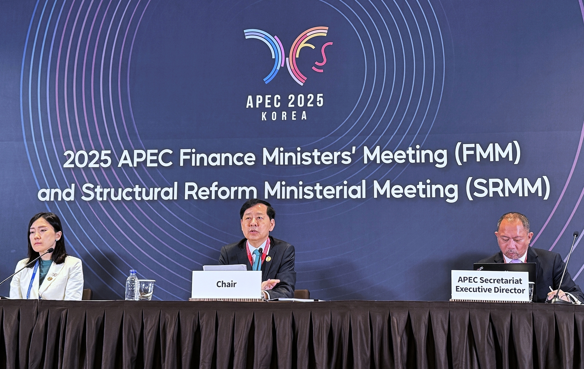 Koo Yun Cheol, vice-Premier ministre et ministre de l'Economie et des Finances, s’exprime lors d’une conférence de presse tenue à l’issue de la première réunion conjointe des ministres des Finances et des ministres chargés des réformes structurelles de l'APEC, à l’Inspire Resort d’Incheon, le 23 octobre 2025. © Xu Aiying / Korea.net